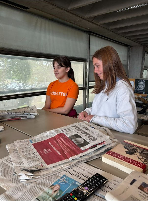 Anna e Chiara con il Direttore della Gazzetta